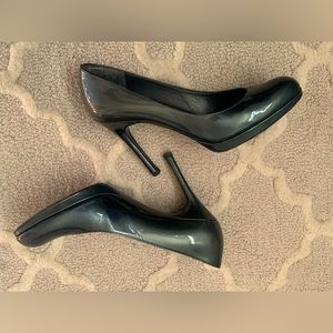 Stuart Weitzman Holiday Metallic Green Patent Leather Pumps Heels 7.5 N Shoes